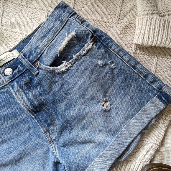 Abercrombie & Fitch | The Boyfriend Short Mid Rise | Distressed Medium Wash - Picture 3 of 9